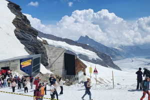 Top of Europe Jungfraujoch Private Tour with Luxury Van