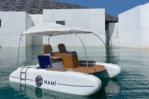 アブダビ：ルーヴルで豪華な電動カタマランにご乗船ください