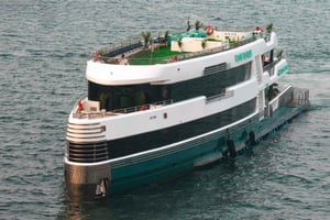 Abu Dhabi: Yas Marina Bay Megayacht Dinner-Bootsfahrt & Buffet