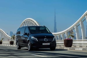 Vom Flughafen Dubai nach Abu Dhabi City in der Mercedez Benz V-Klasse
