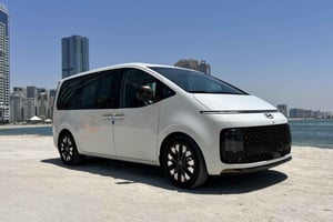 Dubái/Abu Dabi: traslado privado con guía