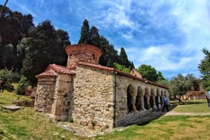 Berat et le quartier de Mangalem avec le monastère d’Ardenica