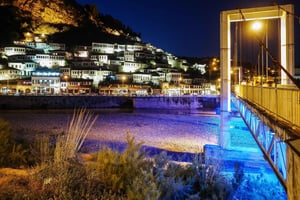 Berat: ontdek de stad met één op één ramen