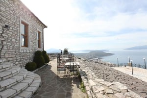 ブルーアイ、ワインの試飲、レクルシ城をご案内いたします