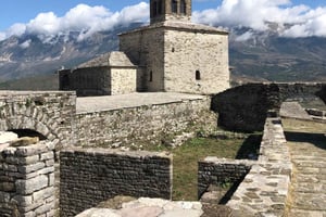 Tour de 1 día desde Tirana: Gjirokastra y monasterio de Ardenica