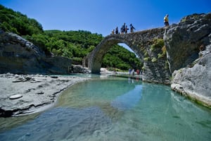 Excursión de un día a los baños termales de Permet y al cañón de Langarica