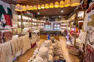 Flugt fra Tirana, Kruja by, slot, gamle Bazzar