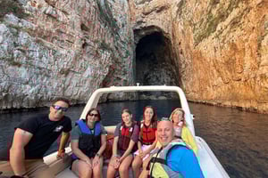 Explora la isla de Sazan, la cueva de Haxhi Ali y Karaburun en lancha motora.