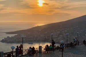 Z Ksamilu i Sarandy: Błękitne oko i zamek Lekursi ZACHOD SŁOŃCA