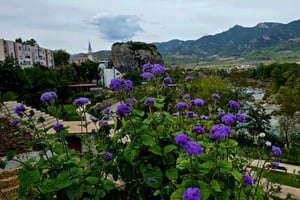 Au départ de Saranda, explorez les thermes de Përmet et la ville historique de Tepelenë