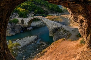 Fra Sarandë: Dagsudflugt til Permet med besøg i termisk pool