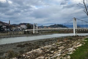 Fra Tirana: Dagsudflugt til Berat med Belshi-søen