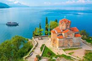 Z Tirany, Durrës lub Golemu do Ochrydy, Lin i klasztoru św. Nauma