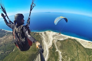 Fra Tirana: Sazan, Karaburun strandtur og paragliding i Vlora