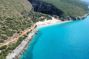 Fra Tirana/Durres: Tur i Vlora og speedbådtur på Gjipe-stranden