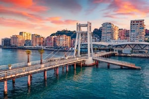 ティラナ発：ドゥラス博物館、円形劇場、海岸を探索。