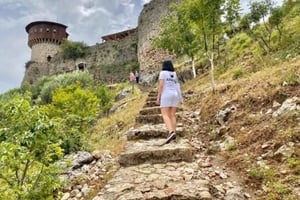 Из Тираны: поход к пещере Пеллумбас и замку Петрела.