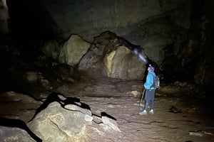 Fra Tirana: Vandring til Pellumbas-grotten og besøg i kløften