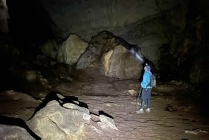 Fra Tirana: Fottur til Pellumbas-grotten og besøk i kløften