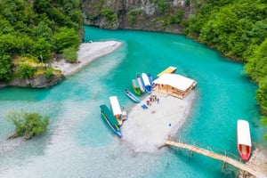 Au départ de Tirana : excursion d'une jounée en bateau sur la rivière Shala