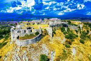 ティラナ発：シュコドラ – ロザファ城、旧市街＆マスク工場