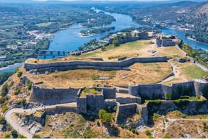 Desde Tirana: excursión de 1 día al castillo y el lago de Shkodra con paseo en barco