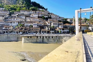 De Tirana: Cascata de Sinec, Berat UNESCO e Belsh - Viagem de um dia