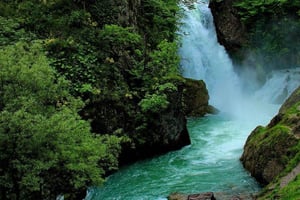 Från Tirana: Vita Drin-vattenfallet, zipline och grottutflykt