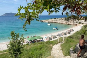 Fra Vlore: Haxhi Ali-hulen og Karaburun med hurtigbåt