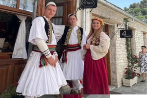 Gjirokastra : Profitez du Vieux Bazar en Costumes Traditionnels