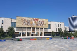 WYCIECZKA Z PRZEWODNIKIEM PO TIRANIE