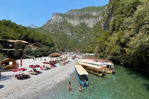 Koman-järveltä Shala-jokeen veneellä ja 1 yö Pukassa