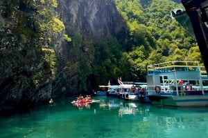 Lago Komani: passeio de barco pelo rio Shala