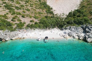Cruzeiro de festa de Himara à Caverna dos Piratas