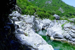 Prekal: Visita el Puente Mesi, las Ruinas del Castillo y Nada en la Naturaleza.