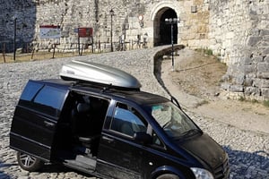 Privat: Flughafen Tirana & Stadt oder/von Berat