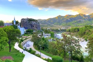 RØD LINJE: VIP-dagstur med SUV: Vlore-Gjirokaster-Permet