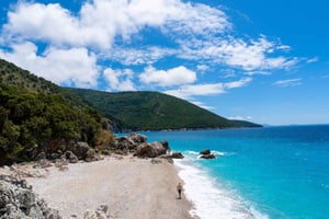 Saranda: Venekierros Krorezaan, jossa voit snorklata ja nauttia aurinkovarjoista