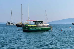 Sarandë: boottocht naar Kroreza met snorkelen en parasols