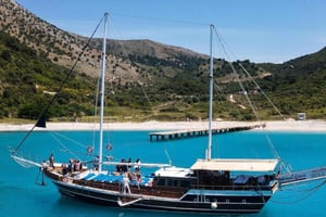 Saranda: descubre bahías secretas con el tour en yate Prince Ennio.