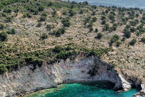Passeio de barco particular em Saranda com mergulho com snorkel