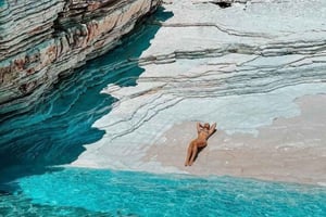 Sarandë: Passeio de barco em Krorez com chapéu e máscara de snorkel grátis