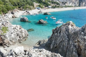 Sarandë: Passeio de barco em Kroreza e grutas escondidas com snorkeling