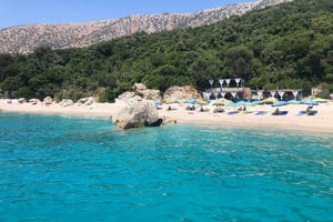 Sarandë: Bådtur til Kroreza med snorkling og parasoller