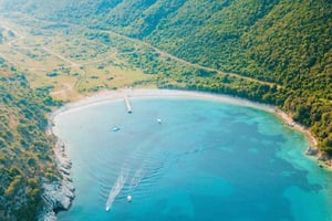 Sarandë: Krorez-bådtur med gratis parasol og snorkelmaske