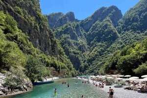 Excursion d'une journée sur la rivière Shala et le lac Komani au départ de Tirana