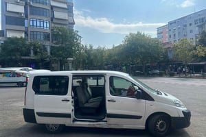 Tirana: Serviço de busca no aeroporto e traslado para o seu endereço em Tirana