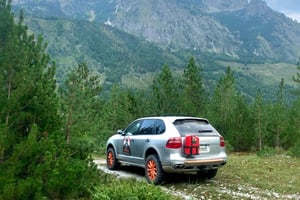 Tirana: offroad Porsche Cayenne-tour naar het Bovilla-meer