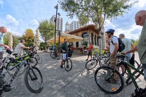 Tirana: Cykeltur i den mørke historie: Bunk'Art 2 og House of Leaves