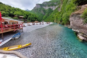 Tirana: Viagem de 1 dia ao lago Komani e passeio de barco no rio Shala